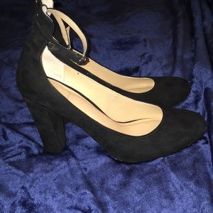 Women’s Kaari Blue heels, size 9; black